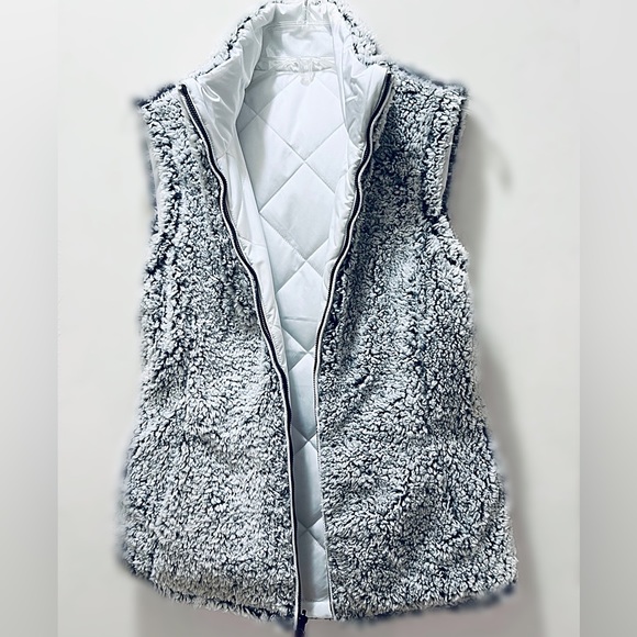 Reversible • Quilted • Sherpa • Vest - Picture 4 of 7